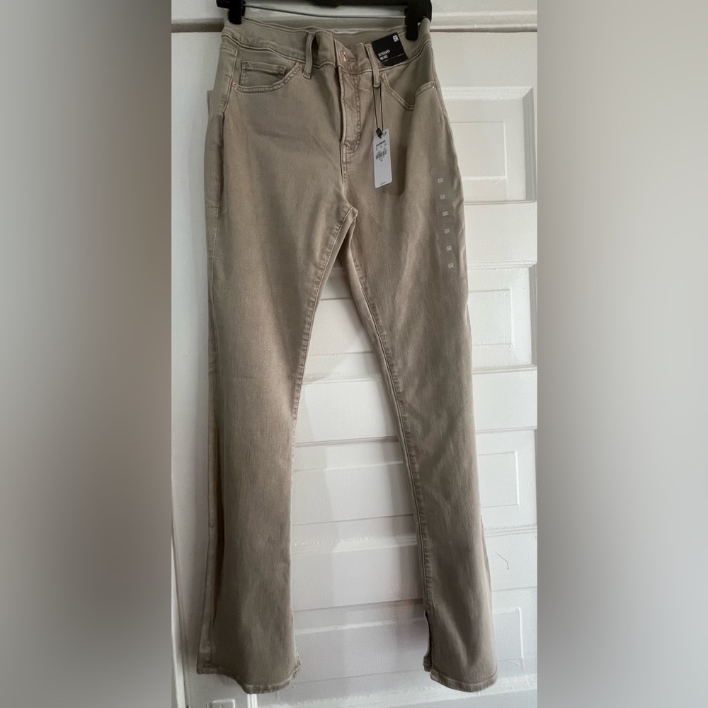 NWT Express Women Mid Rise Tan Skyscraper Jeans
Khaki 518
Sz 6R